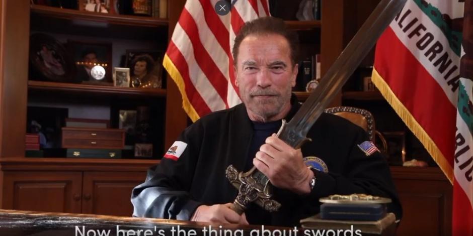 Arnold Schwarzenegger durante su video donde celebra la salida de Trump de la presidencia.