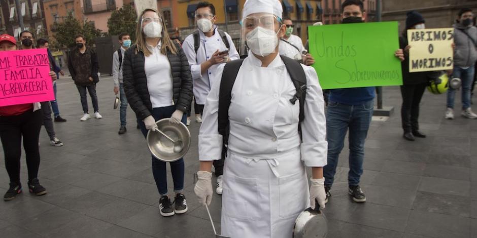 Personal de restaurantes protestó en el Zócalo para que les permitan operar