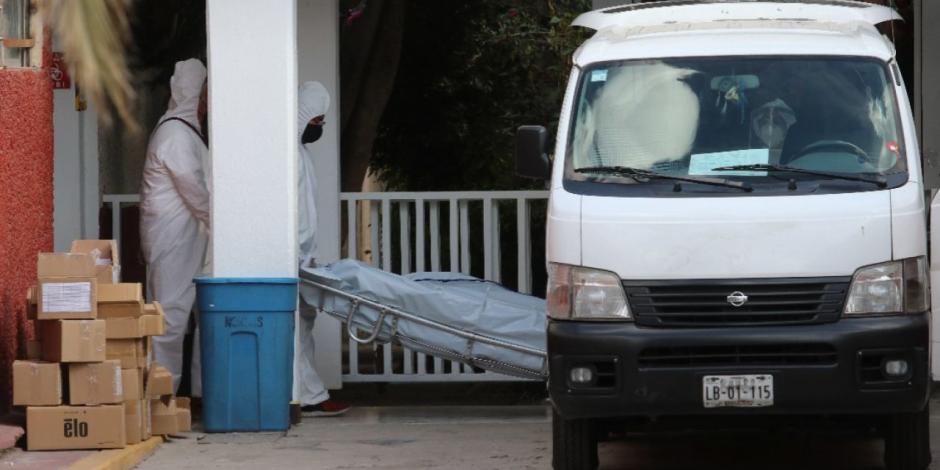 Sepultureros trasladaron el cuerpo de una persona con sospecha de Covid-19 en el Hospital General La Villa.