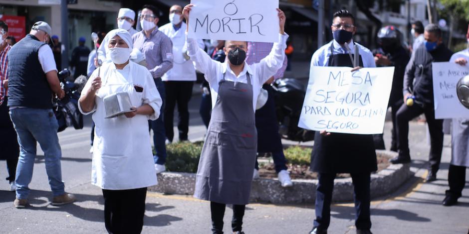 Cocineros y meseros protestan en avenida Masaryk, ayer, contra los cierres.