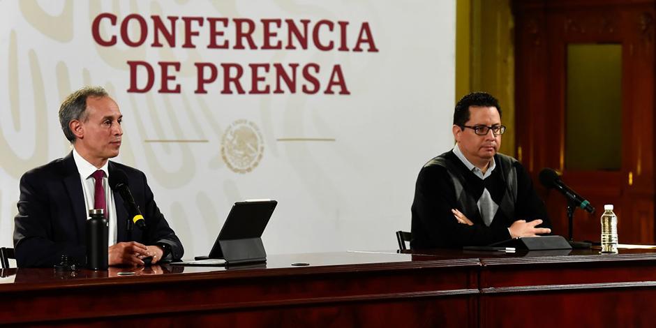 Hugo López-Gatell y José Luis Alomía, funcionarios de la Secretaría de Salud.