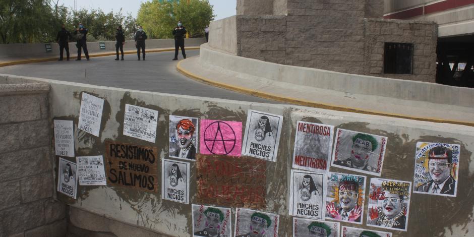 Activistas montan una protesta en la alcaldía de Ciudad Juárez para exigir el cese a la violencia de género.
