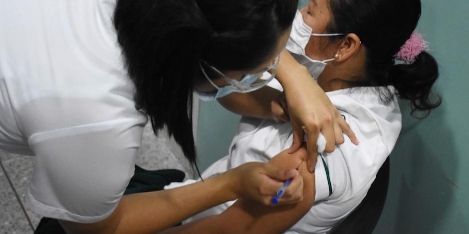 Personal sanitario recibe inmunización durante el segundo día de aplicación masiva, ayer.