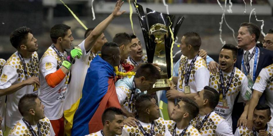 Jugadores del América festejan su título de la Concachampions correspondiente a la Temporada 2015-2016.