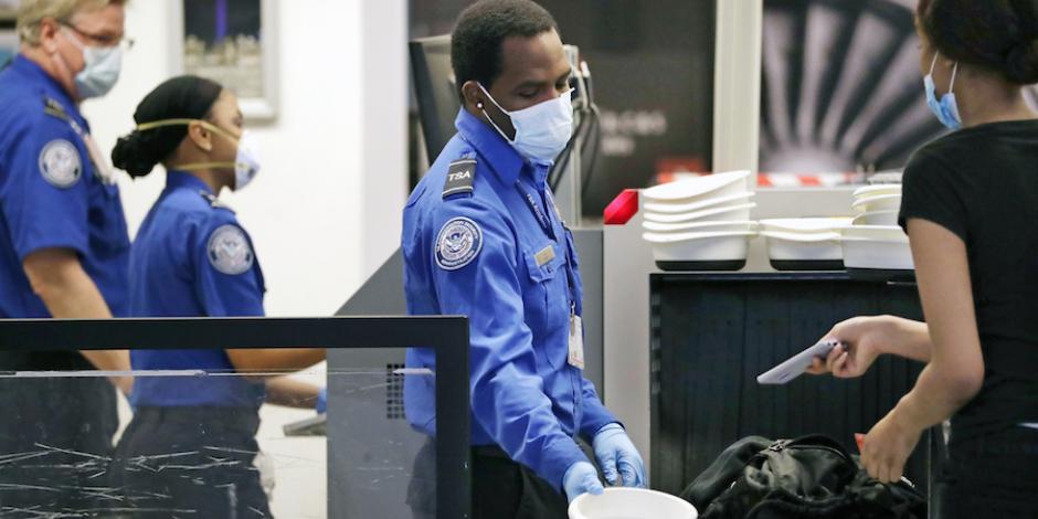 Autoridades refuerzan controles sanitarios en aeropuerto, ante casos de nueva mutación de la pandemia, el pasado 14 de enero.