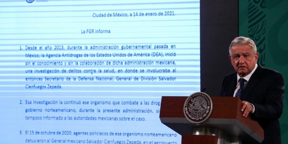 López Obrador habla sobre la investigación que se abrió contra Salvador Cienfuegos por presuntos nexos con el crimen, ayer, en conferencia.