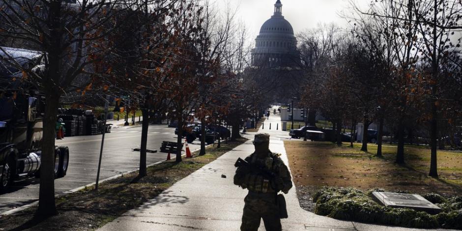 Elementos de la Guardia Nacional estadounidense comenzaron a cercar los terrenos del Capitolio previo a la toma de posesión de Biden.
