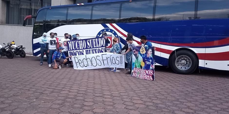 Seguidores del Cruz Azul se dieron cita afuera del hotel de concentración del club previo a su duelo contra el Puebla.
