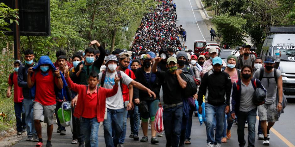 Migrantes hondureños avanzan por Guatemala, durante la pandemia del Covid-19.