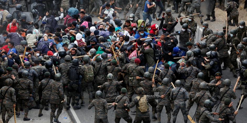 Migrantes que viajan rumbo a Estados Unidos se enfrentaron contra soldados y policía civil de Guatemala.