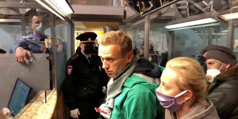 Agentes de policía detienen al líder de la oposición rusa Alexei Navalny en Moscú.