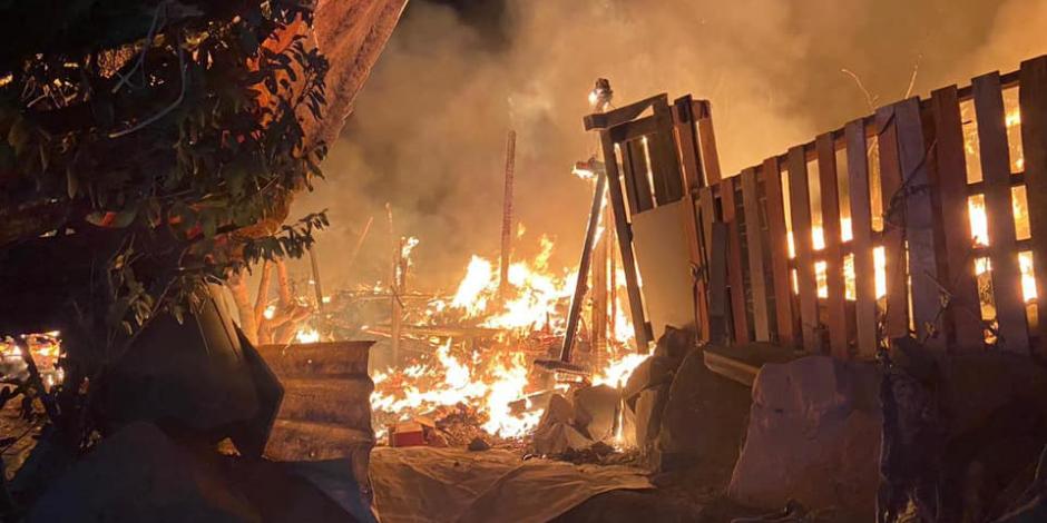 Los materiales con los que están hechas las casas de este asentamiento irregular hicieron que las llamas estuvieran vivas por casi dos horas
