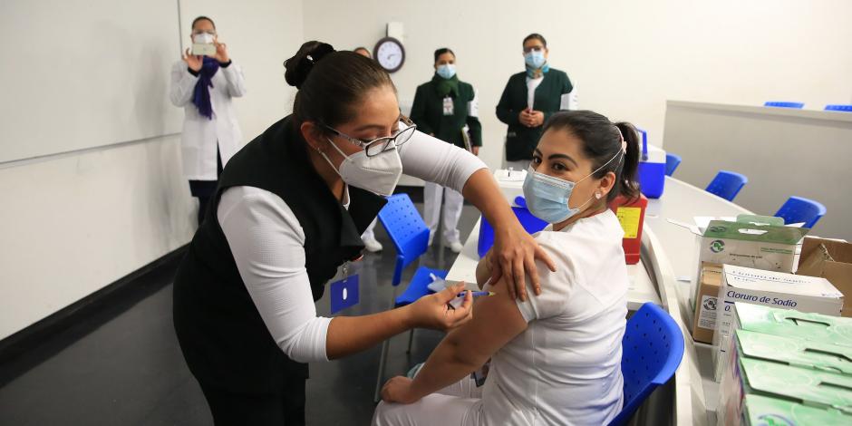 Personal sanitario en la Ciudad de México comienza el plan de vacunación de enfermeras y médicos en el Centro Médico Siglo XXI, el pasado 13 de enero.