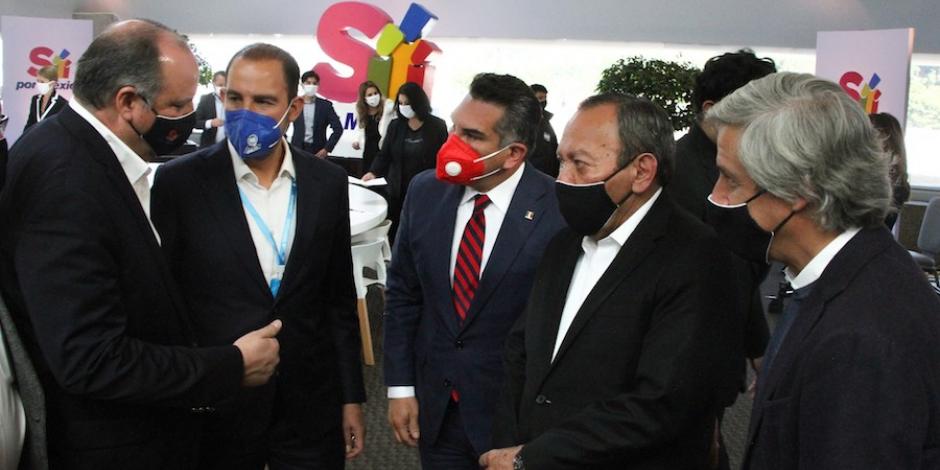 Los dirigentes del PAN (cubrebocas azul) y del PRD (der.), al presentar plataforma Sí por México, en noviembre pasado.