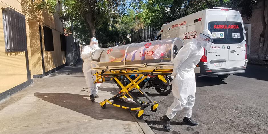 Una mujer con síntomas de Covid-19 es trasladada por paramédicos del ERUM a un hospital, en la colonia Santa María la Ribera.