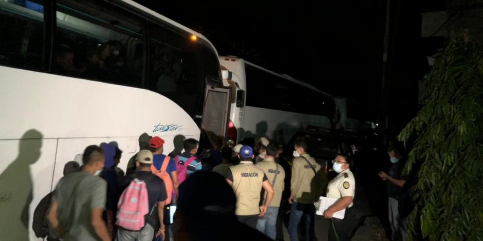 Hondureños abordan un autobús de retorno asistido en Guatemala, el lunes pasado.