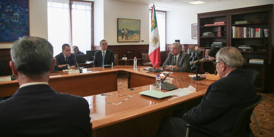 El Presidente López Obrador y miembros de su gabinete sostienen una videollamada con el director ejecutivo global de Pfizer, Albert Bourla, ayer.