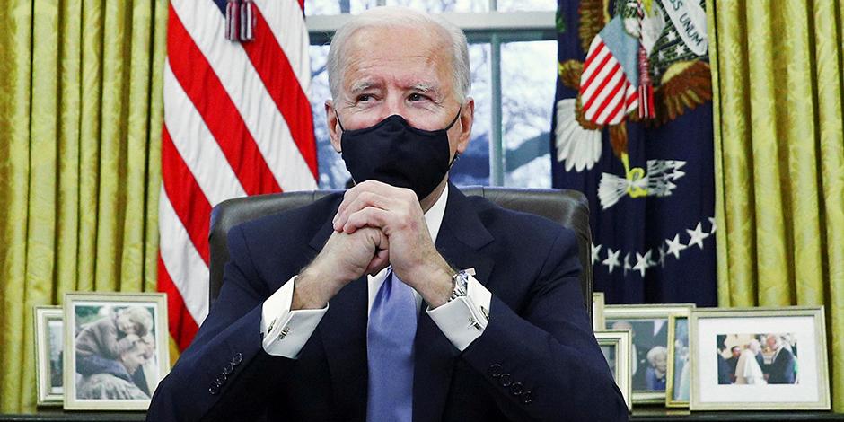 El presidente Joe Biden, en su primer día en la Oficina Oval como mandatario de EU.