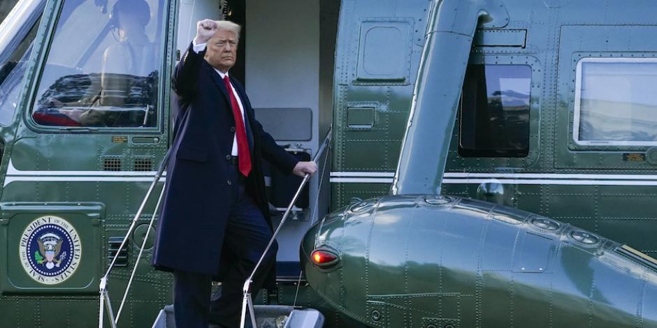 El expresidente Trump levanta el puño, antes de abordar el helicóptero Marine One hacia la base aérea Andrews.