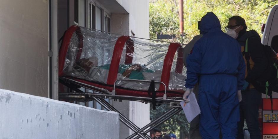 Paramédicos ingresan a un paciente crítico a un hospital de la CDMX, ayer.