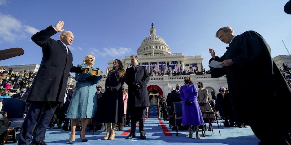 Joe Biden, ayer, al juramentar como el presidente 46 de Estados Unidos, en Washington; a la derecha, de morado, Kamala Harris, ya como vicepresidenta.