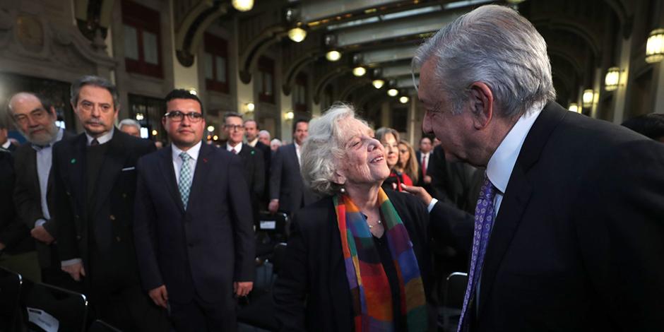 Andrés Manuel López Obrador, Presidente de México saluda a la escritora Elena Poniatowska en el salón Tesorería de Palacio Nacional.