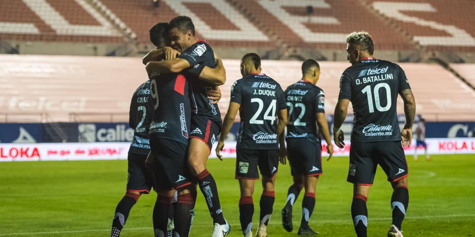 Jugadores del Atlético de San Luis celebran uno de sus goles contra Chivas en el Estadio Alfonso Lastras.