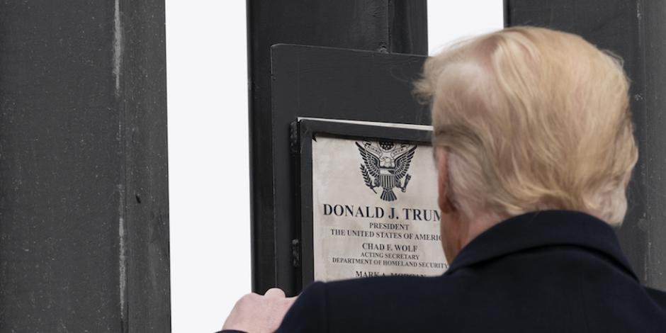El expresidente de EU, Donald Trump, firma una placa en el muro, el 12 de enero pasado.