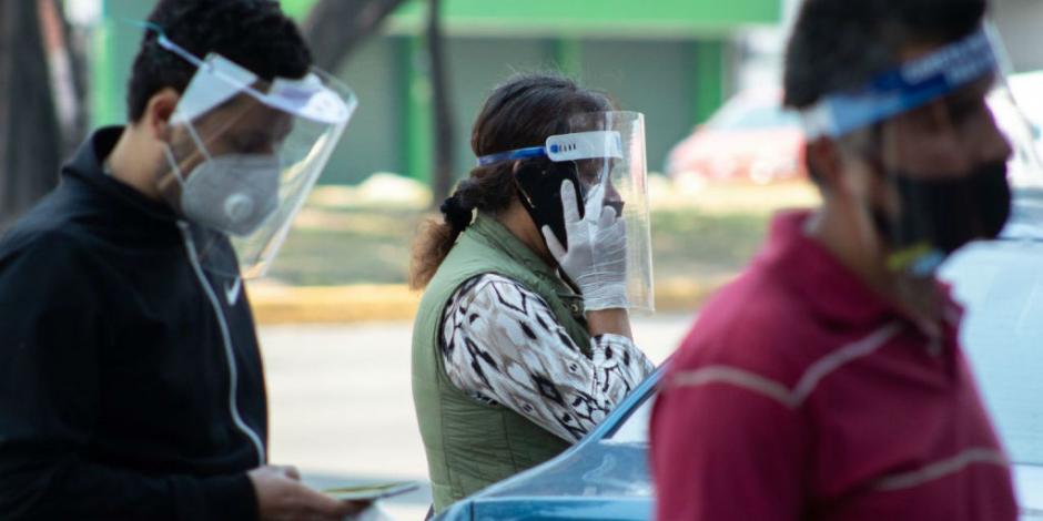Habitantes de la Ciudad de México con medidas preventivas para no adquirir el coronavirus.