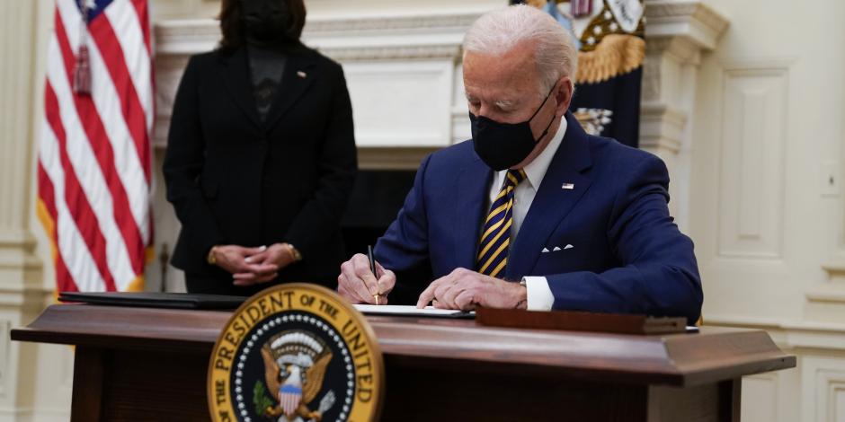 El presidente Joe Biden firma órdenes ejecutivas, el 22 de enero de 2021.