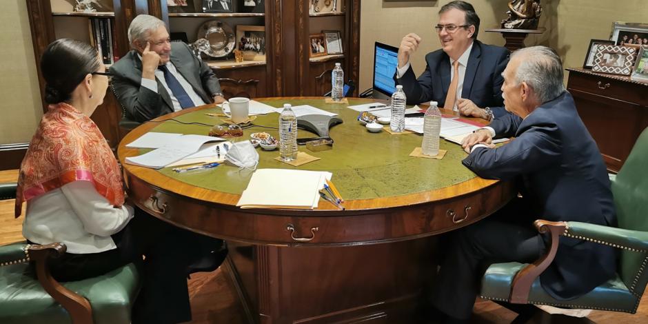 Asistido por su traductora, el Presidente López Obrador (derecha) en la conversación con su homólogo de EU; estuvo acompañado del canciller Marcelo Ebrard (a su izquierda) y el exjefe de la Oficina de la Presidencia, Alfonso Romo, ayer.