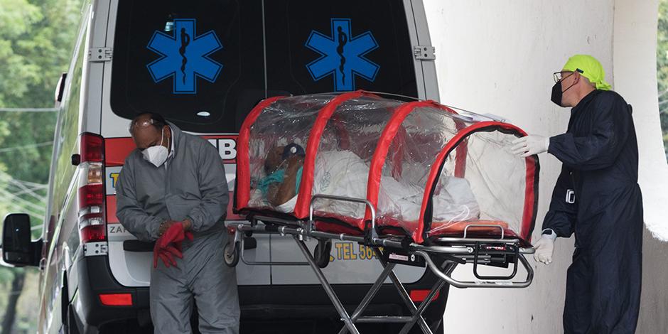 Un hombre con síntomas de Covid-19 llega en cápsula al área de urgencias respiratorias del Hospital de los Venados IMSS.