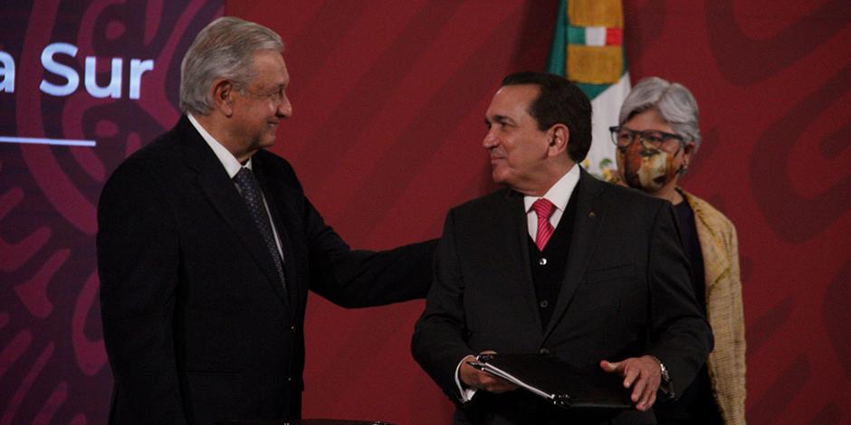 Andrés Manuel López Obrador, presidente de México acompañado de José Manuel López Campos, presidente de la Concanaco.