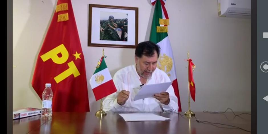 El diputado Gerardo Fernández Noroña se disculpa con la diputada Adriana Dávila
