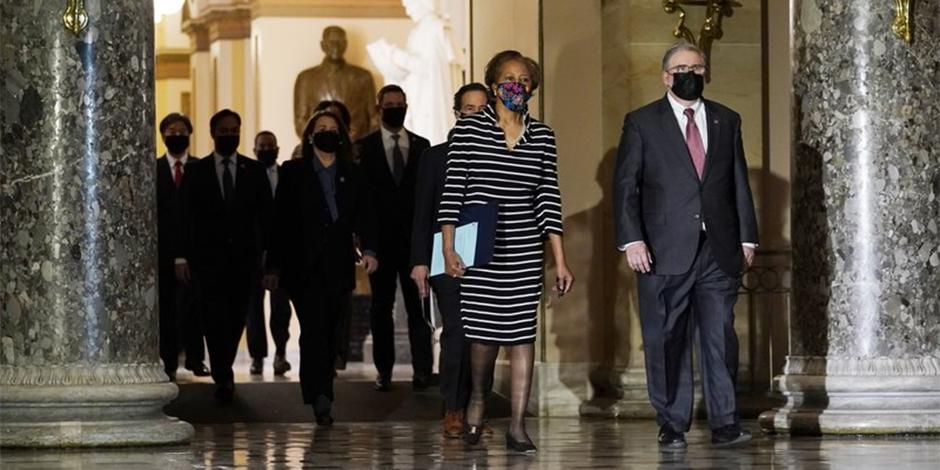 Los demócratas haciendo la caminata ceremonial a través del Capitolio hasta el Senado para entregar el impeachment contra Trump.