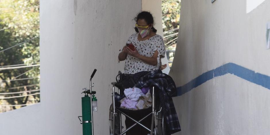 Una mujer espera a su familiar, dado de alta en el Hospital de los Venados, ayer.