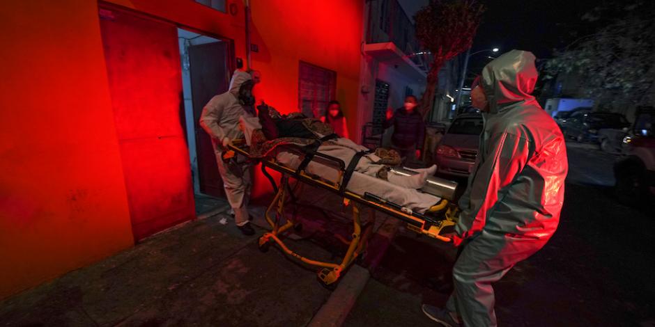Aumento de contagios de Covid no da respiro a paramédicos que trasladan sin descanso a pacientes a hospitales, como el de la imagen en Iztapalapa.