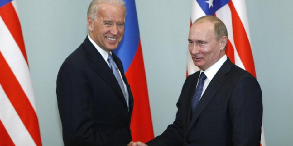 El actual presidente de Estados Unidos, Joe Biden (izquierda) y el presidente de Rusia, Vladimir Putin, en foto de archivo de 2011.