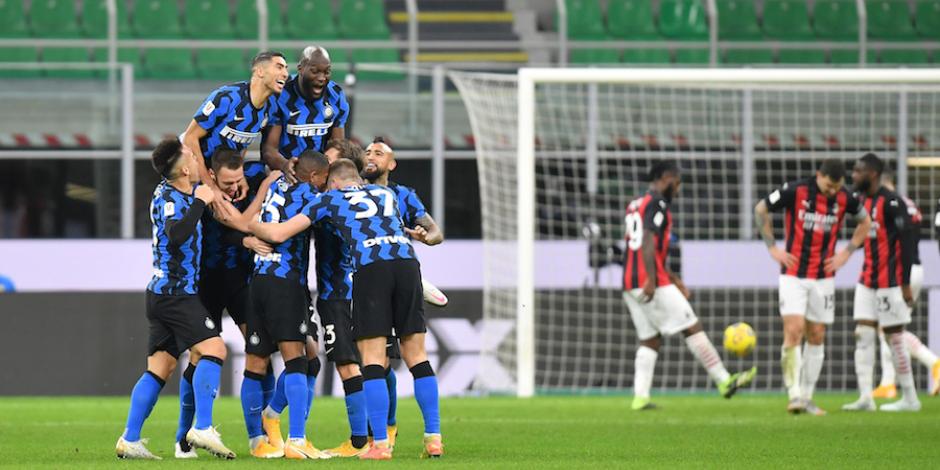 Futbolistas del Inter celebran su pase a la semifinal de la Copa de Italia, ayer.