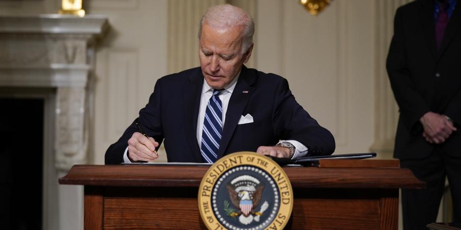 El presidente Joe Biden firma una orden ejecutiva sobre el cambio climático, el 27 de enero de 2021, en Washington.