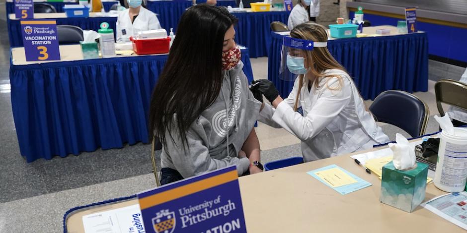 Una Estudiante de enfermería recibe la dosis de Moderna contra el Covid-19 en Pensilvania, ayer.