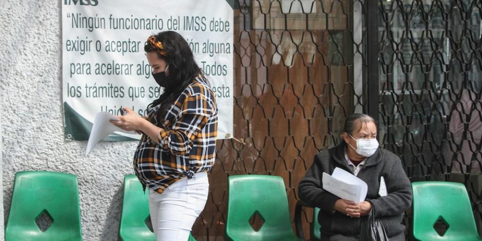Una madre espera su turno para consulta prenatal, en junio pasado, en CDMX.