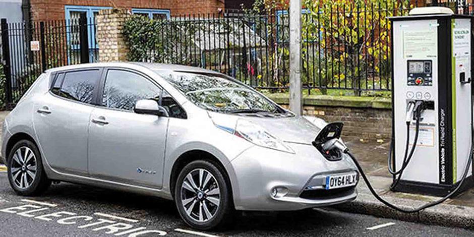 Foto de un auto eléctrico recargando energía.