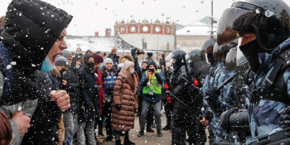 Manifestantes encaran a policías antidisturbios en la capital rusa, ayer.