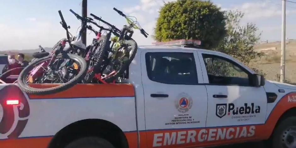 Patrulla transporta las bicicletas de los nueve ciclistas que habían desaparecido.