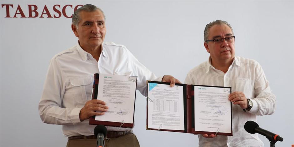 Adán Augusto López, gobernador de Tabasco y el coordinador de Comunicación Corporativa de la CFE, Luis Fernando Bravo Navarro.