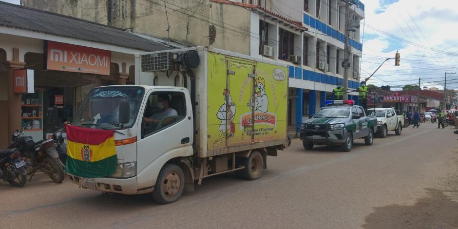 El camión con la imagen de un pollo que transportó vacunas en ciudad de Bolivia.