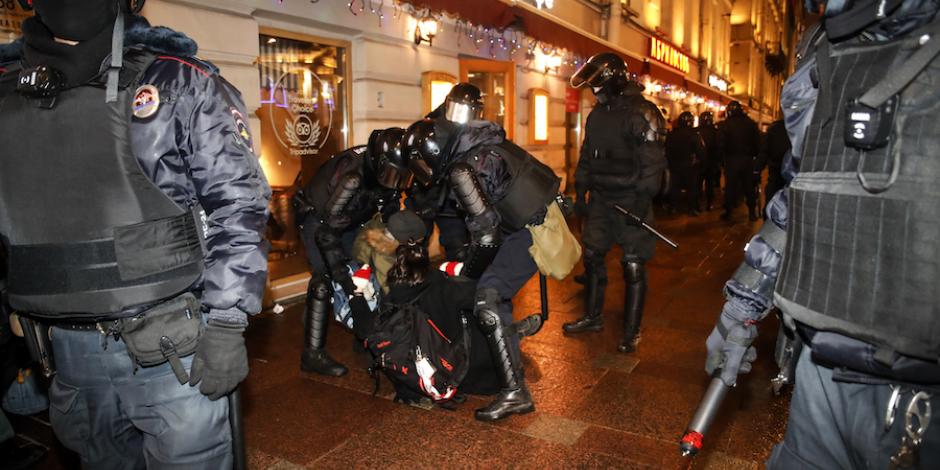 Policías capturan a partidarios del opositor, ayer, en calles de San Petersburgo.