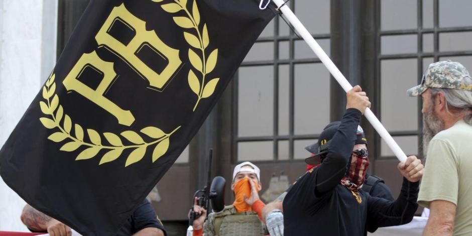Un miembro de Proud Boys carga una bandera de la agrupación durante una manifestación el pasado 7 de septiembre.