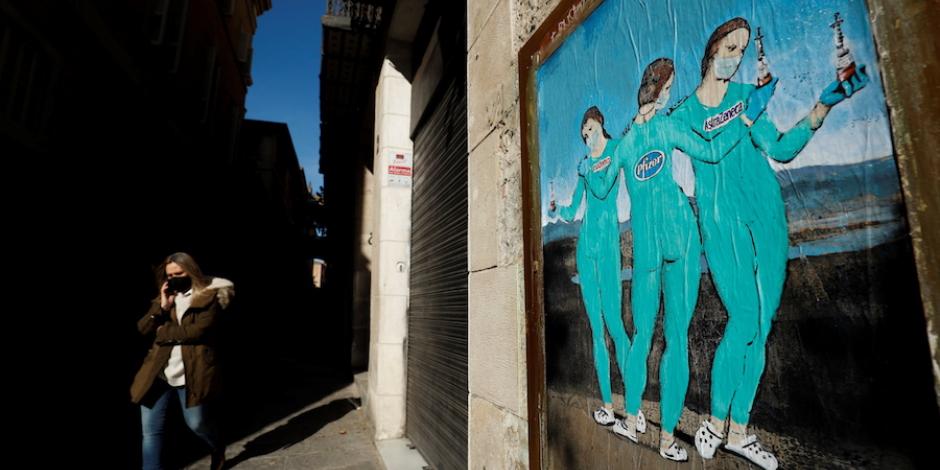Una pintura que representa las vacunas Moderna, Pfizer y AstraZeneca decora una calle de Barcelona, España.